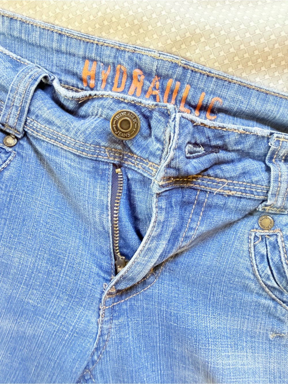 Hydraulic Light Blue Straight-Leg Jeans with Embroidered Waist